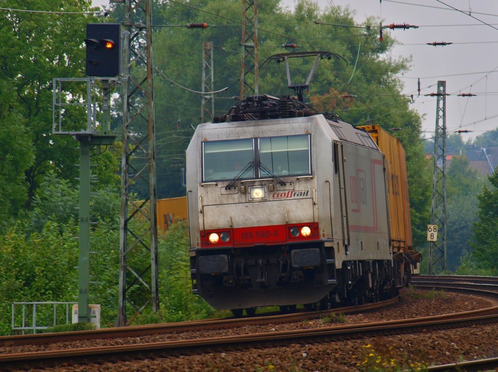185 580-8 von Crossrail legt sich am 03.09.2010 mit einem Containerzug von Kln kommend in die lange Rechtskurve hinter Aachen Rothe Erde vor dem Burtscheider Viadukt.