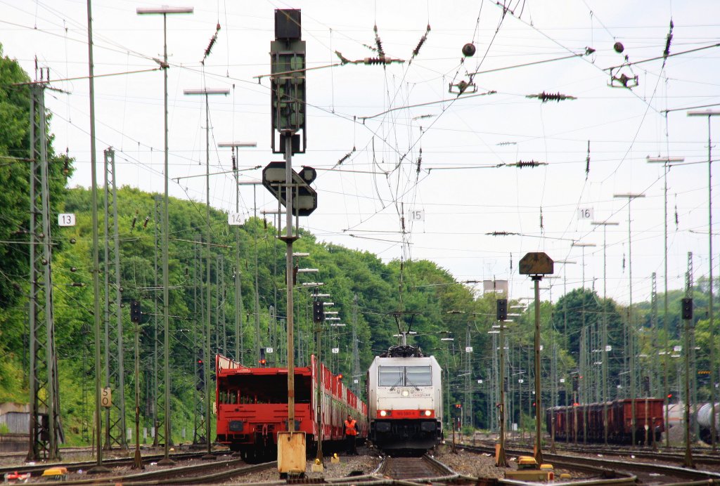 185 580-8  Jana  von Crossrail steht in Aachen-West und wartet auf die Abfahrt nach Italien ber Aachen-Hbf,Kln mit einem langen Containerzug aus Genk-Zuid-Haven(B) nach Gallarate(I) bei Sonne und Wolken am 30.5.2013.