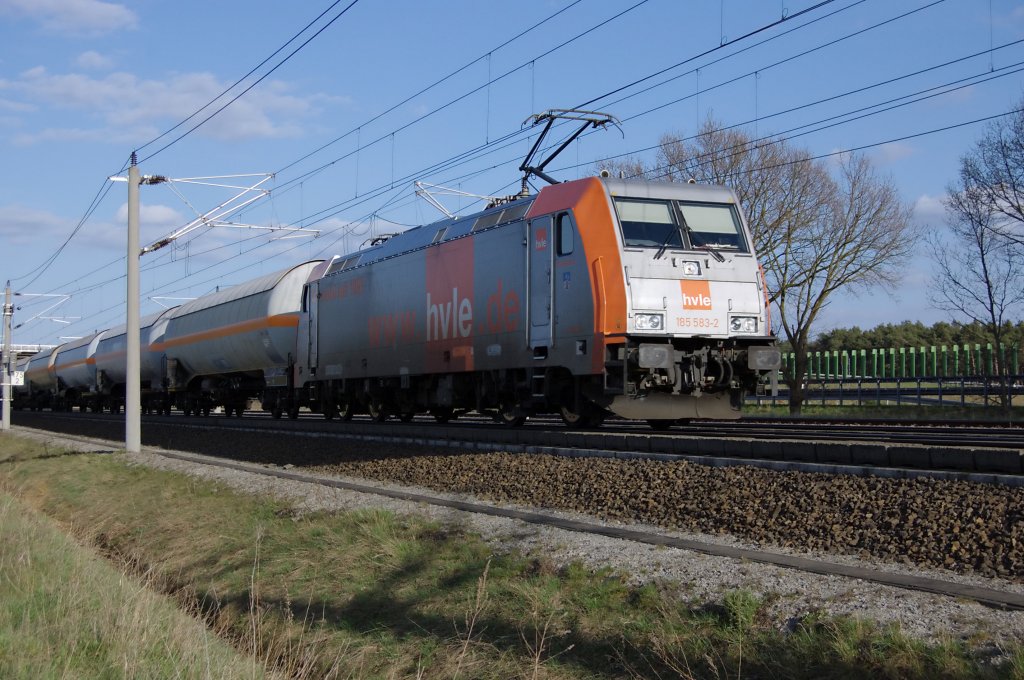 185 583-2 der Havell�ndische Eisenbahn AG (hvle) mit einem Kesselzug zwischen Gro�wudicke und Rathenow in Richtung Stendal. 16.04.2010