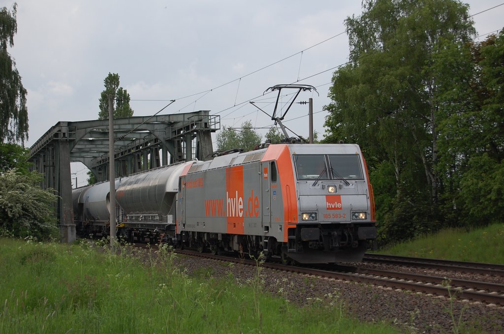 185 583-2 hvle am 27.05.2010 nach �berquerung des Mittellandkanals bei Peine
