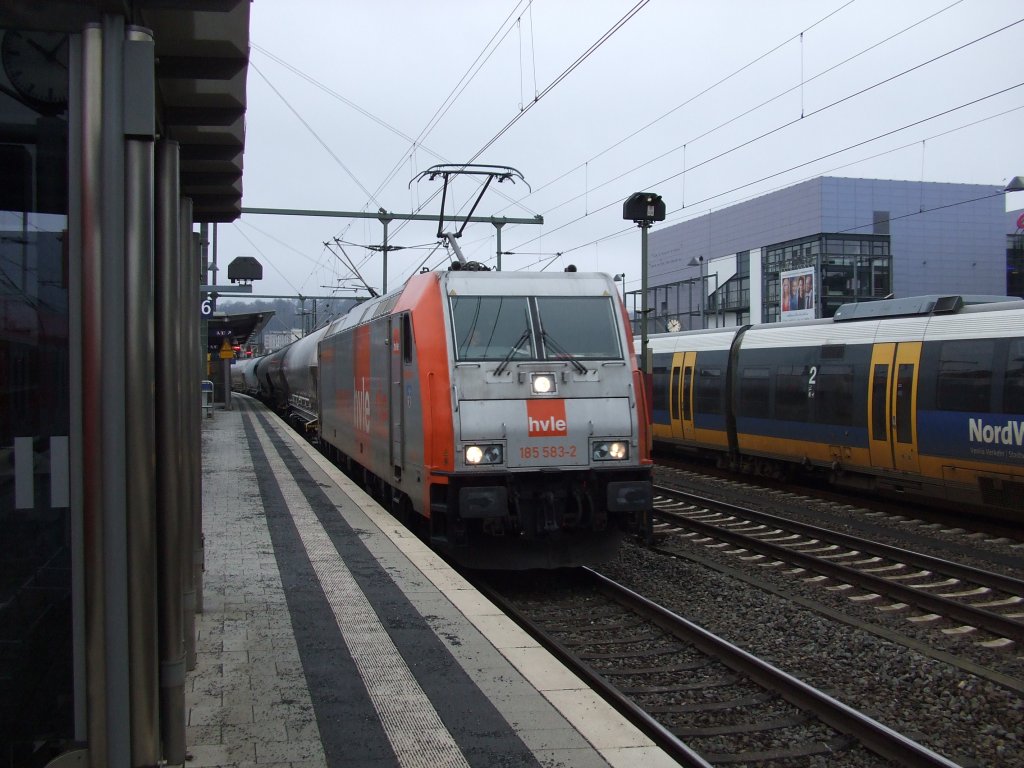 185 583-2 von hvle zog am 24.01.2011 einen Kesselwagenzug durch Bielefeld.