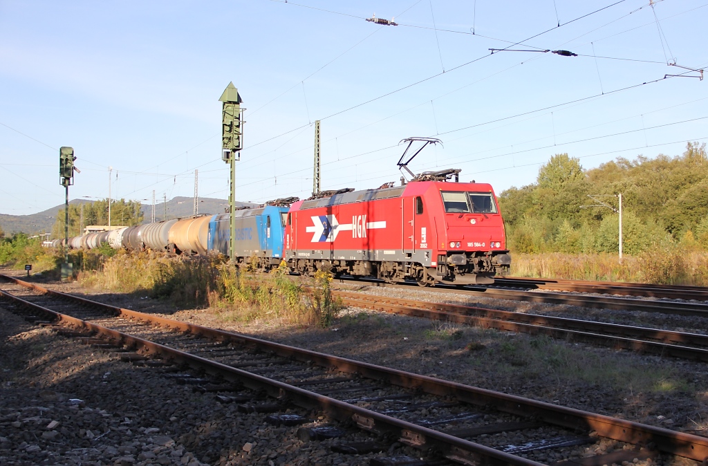 185 584-0 mit der Wagenlok 185 526-1 und Kesselwagenzug in Fahrtrichtung Sden. Aufgenommen am 30.09.2012 in Eschwege West.
