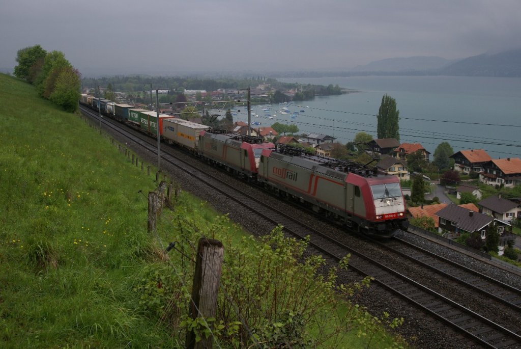 185 584-9 und 185 600-4 ziehen am 15.5.10 einen Containerzug von Einigen Richtung Spiez.
