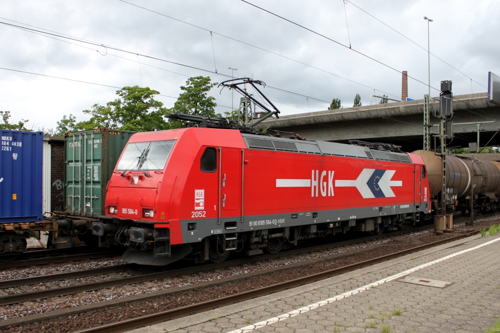 185 584 der HGK mit einem Kesselwagenzug in HH-Harburg (20.07.12)