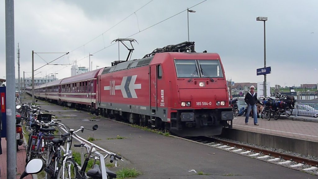 185 584 der HGK mit einem Fun-Express in Norddeich-Mole am 25.8.12