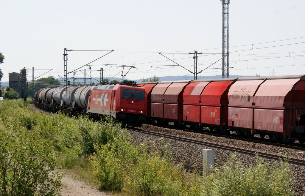185 585-7 der HGK mit einen Kesselwagenzug in Markt Einersheim am 29.06.2011