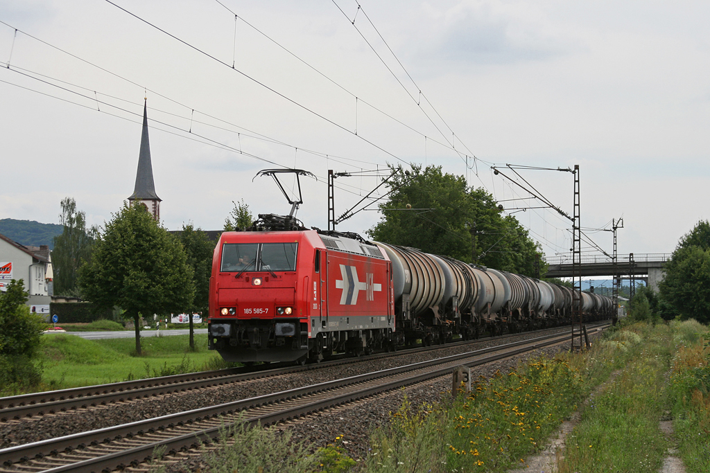 185 585 der HGK mit einem Kesselwagenzug am 04.08.2010 bei Th�ngersheim im Maintal.