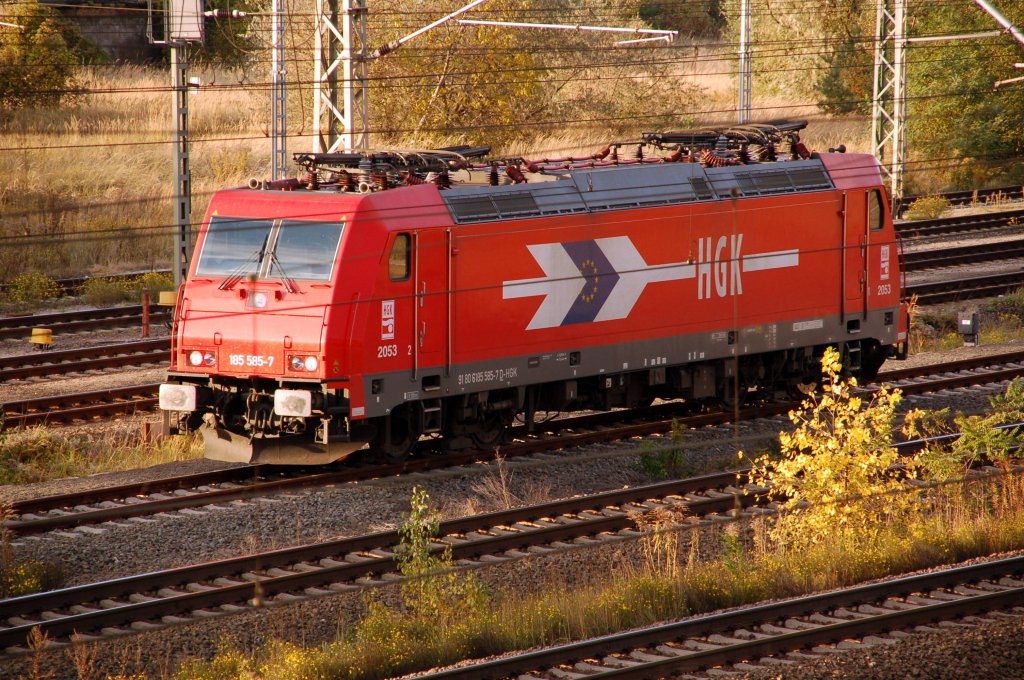 185 585 der HGK steht am 27.10.09 abgestellt in Bitterfeld.