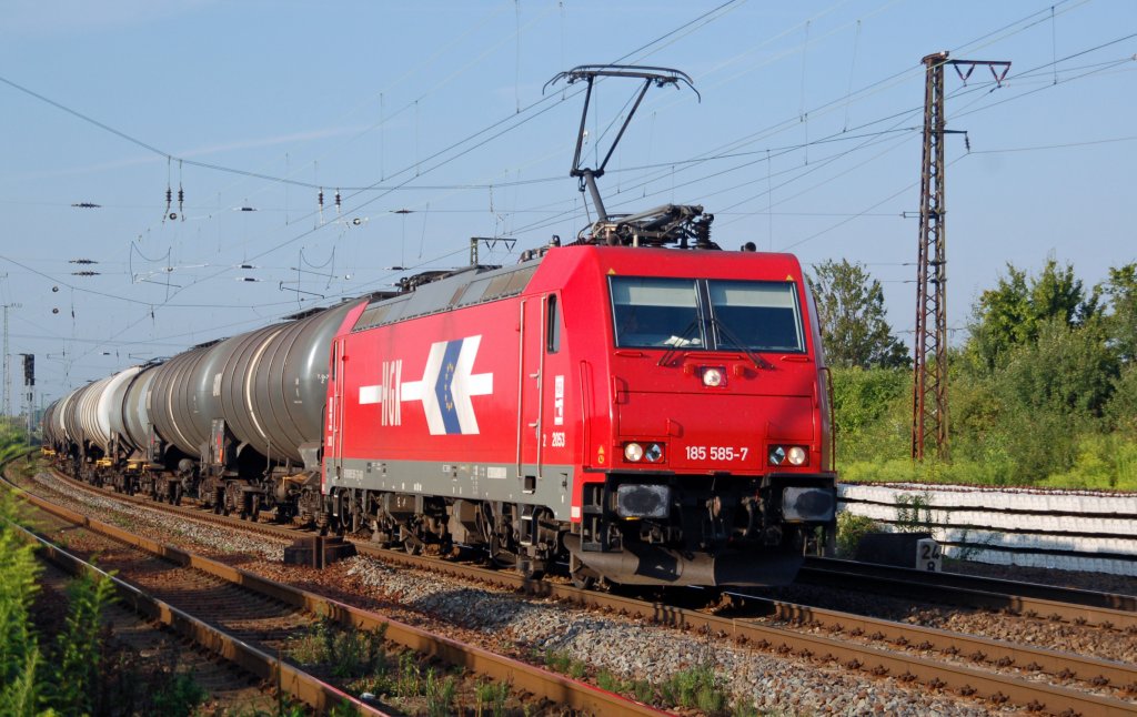 185 585 der HGK zieht am 10.08.10 einen Kesselwagenzug aus Richtung Weimar kommend durch Grokorbetha.