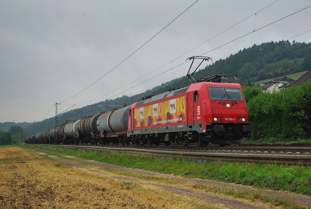 185 586-5  Heizl Profi  mit passendem Kesselwagenzug in Fahrtrichtung Norden. Aufgenommen am 23.07.2010 in Ludwigsau Friedlos