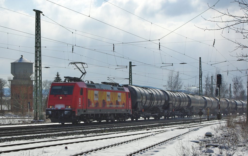 185 586-5 der  Heizprofi  der HGK fuhr am 06.03.2010 mit einem �ler in Fahrtrichtung Norden durch Eschwege West.