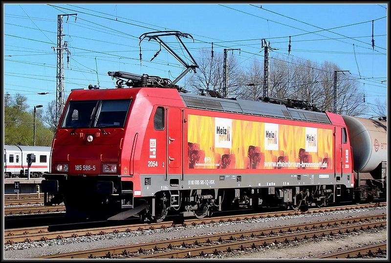 185 586-5 -HGK- durchfhrt mit einem Kesselwagenzug den Hbf Stralsund.  
am 18.04.09 