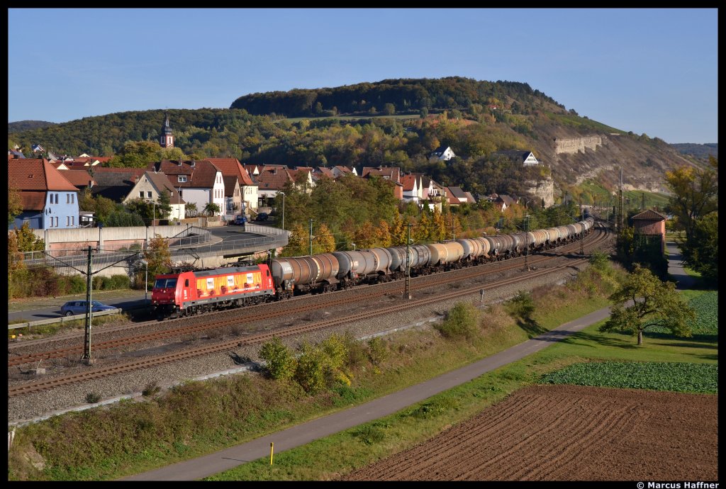 185 586-5 der HGK mit Werbung  Heizprofi  fhrt mit ihren Kesselwagenzug durch Retzbach-Zellingen in Richtung Gemnden am 16. Oktober 2011.