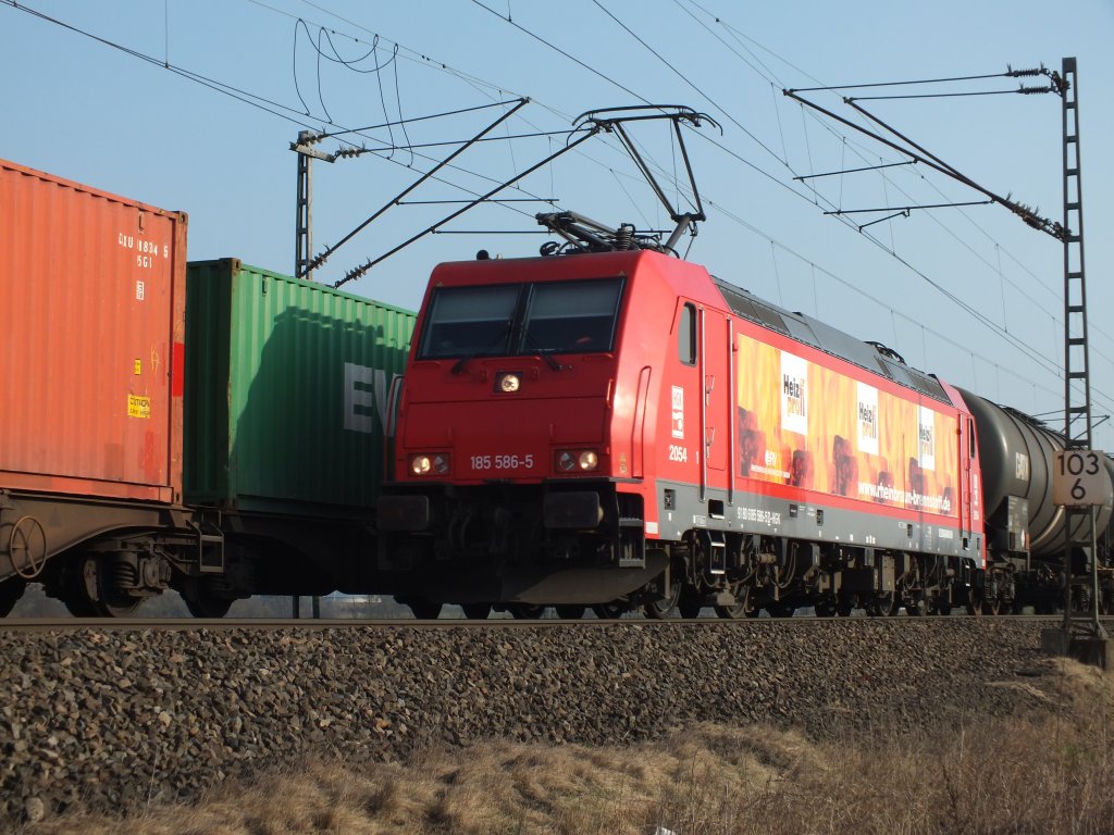 185 586-5 mit einem Kesselzug bei einer �berholung auf Gegengleis n�he Fulda (21.03.12)