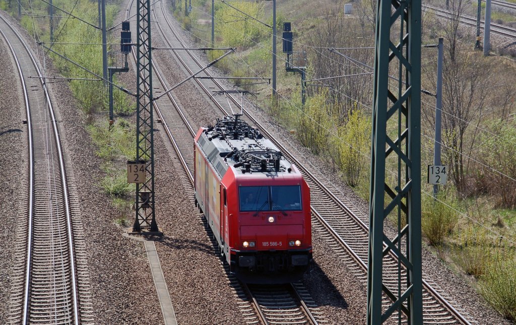 185 586 f�hrt am 25.04.10 solo aus Richtung Halle(S) kommend durch Holzweissig Richtung Bitterfeld.