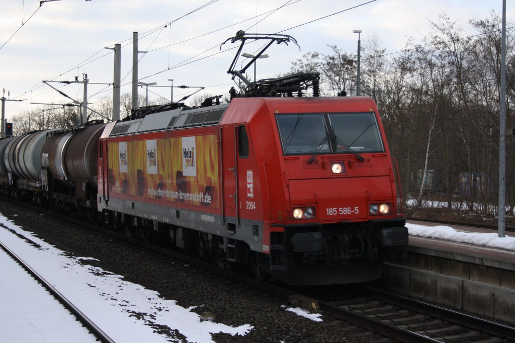 185 586 kachelte mit einem Kesselwagenzug am 08.03.2010 durch Gifhorn in Richtung Berlin.
