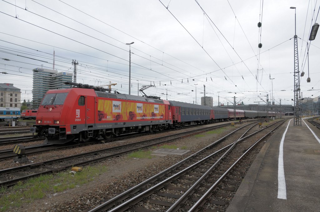 185 586 zog die ganze Fuhre in die Abstellung. Ebenfalls am 02.10.10 in Mnchen Hbf