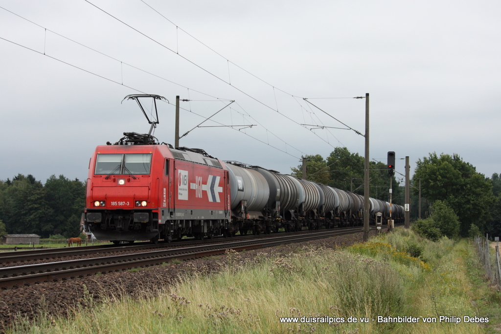 185 587-3 (HGK / MEV) f�hrt am 4. August 2011 um 13:16 Uhr mit einem G�terzug durch Reindorf