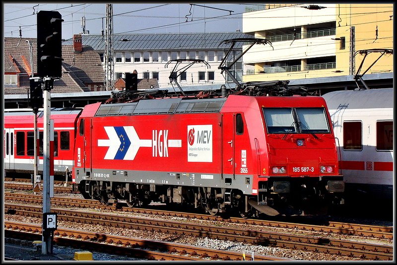 185 587-3 -HGK- bei einem kurzem Stop im Hbf Stralsund. am 13.04.09 