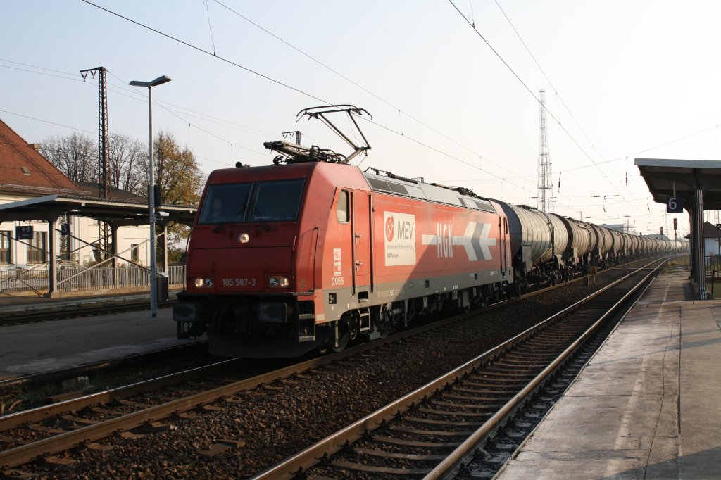 185 587-3 von HGK durchfhrt am 11.11.2011 mit einem Tankzug den Bahnhof Grokorbetha Richtung Halle.