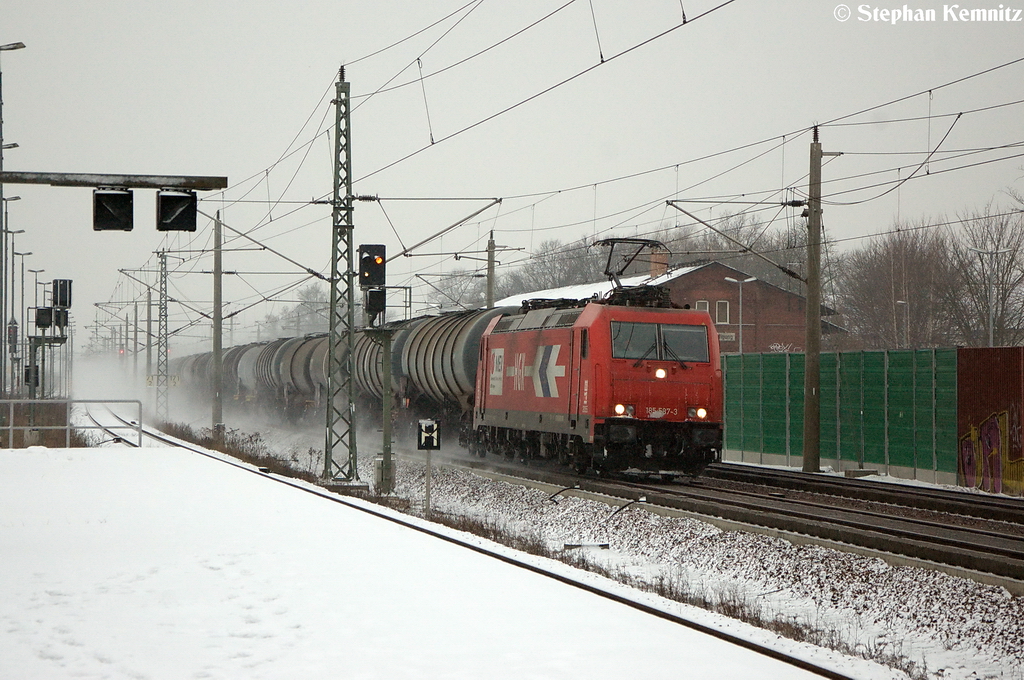 185 587-3 HGK - Hfen und Gterverkehr Kln AG [HGK 2055] mit einem Kesselzug  Benzin oder Ottokraftstoffe  in Rathenow und fuhr in Richtung Wustermark weiter. 22.12.2012