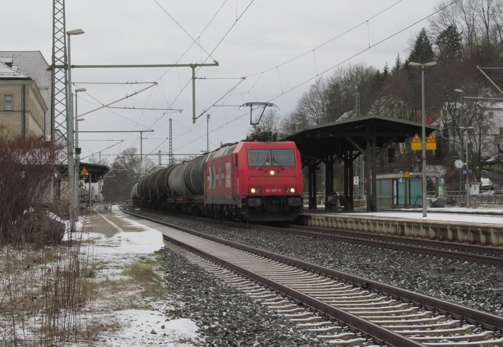 185 587-3 der HGK zieht am 03. Februar 2013 einen Kesselwagenzug durch Kronach.