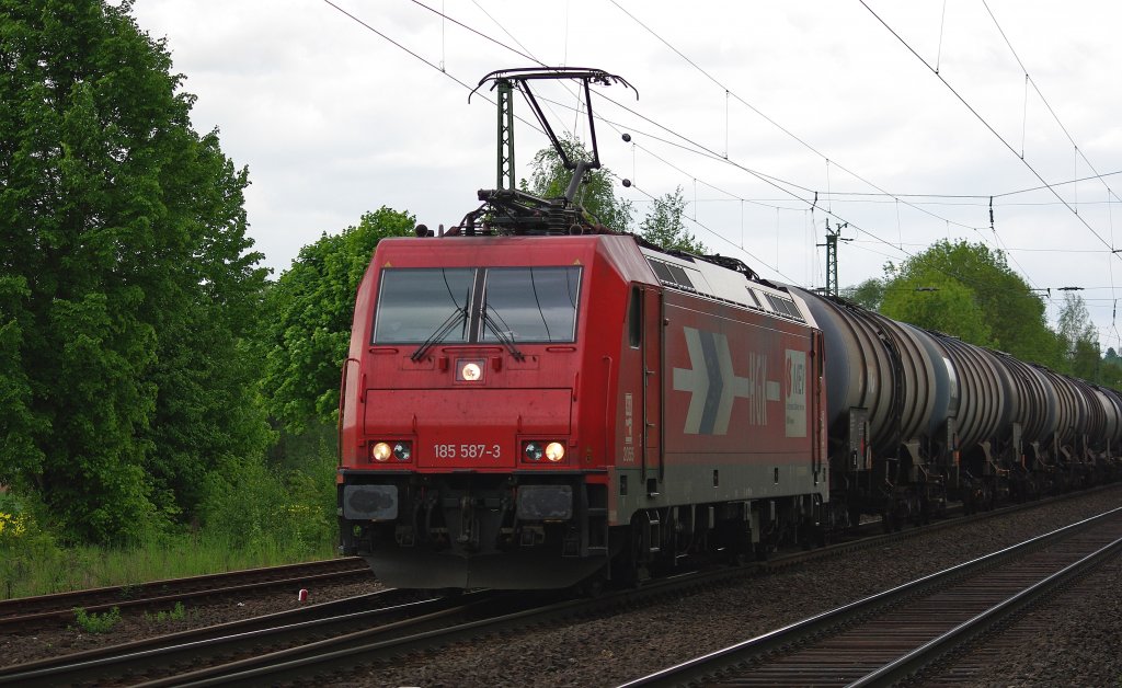 185 587-3 mit einem Kesselwagenzug in Fahrtrichtung Norden. Aufgenommen am 18.05.2010 bei Eschwege West.