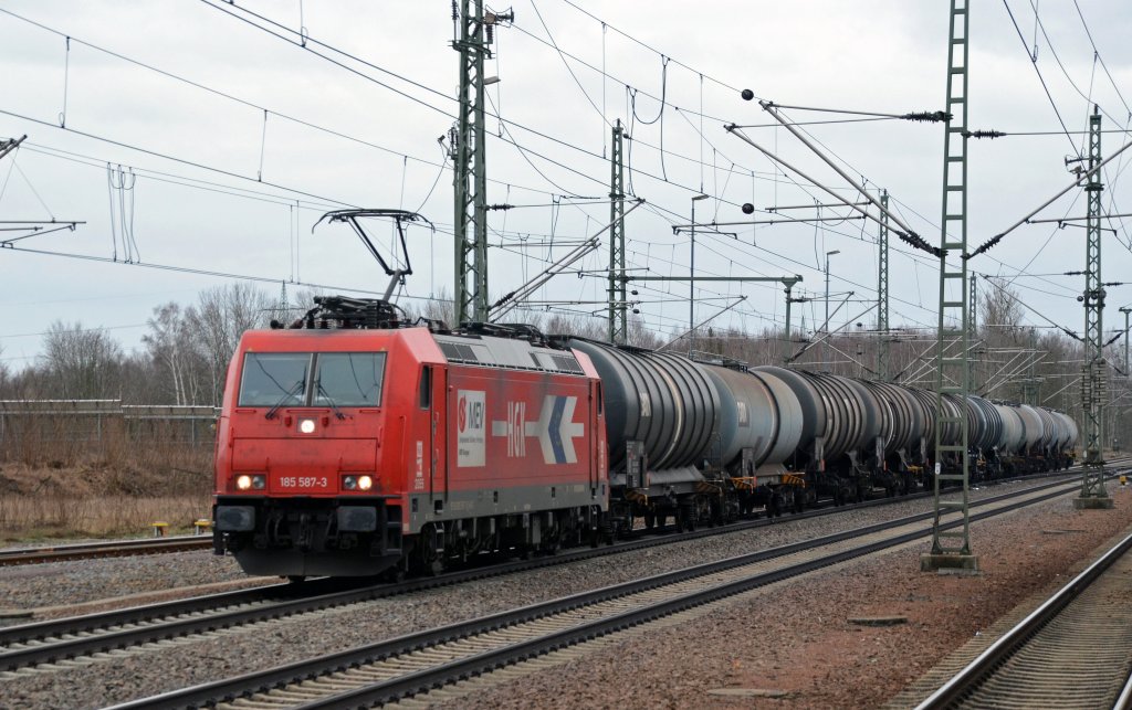 185 587 der HGK befrderte am 03.02.13 einen Kesselwagenzug durch Muldenstein Richtung Berlin.