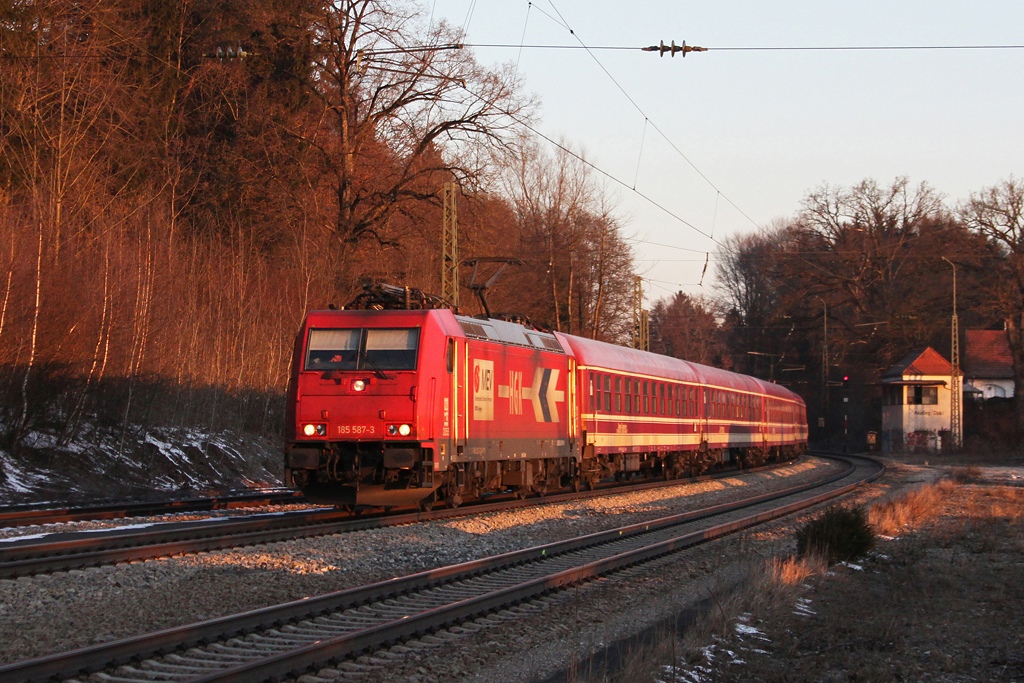 185 587 der HGK mit dem Turnuszug 13489 (Hamburg – Bludenz / Mallnitz) am Morgen des 26.02.2011 in Aling.