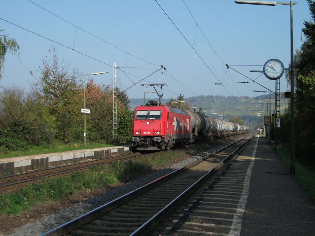 185 588-1 der HGK + MEV Werbung mit Kesselwagenzug, Richtung Wrzburg, durch Himmelstadt.