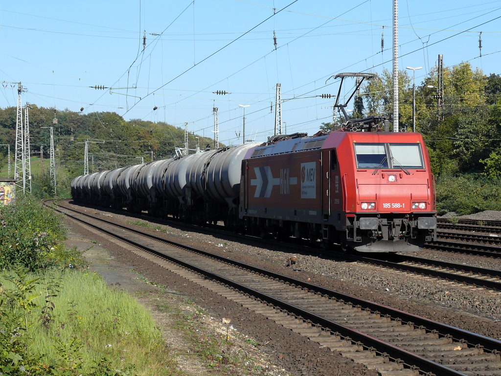 185 588-1 der HGK mit einem Kessel-GZ. Kln-West, 15.10.2011.