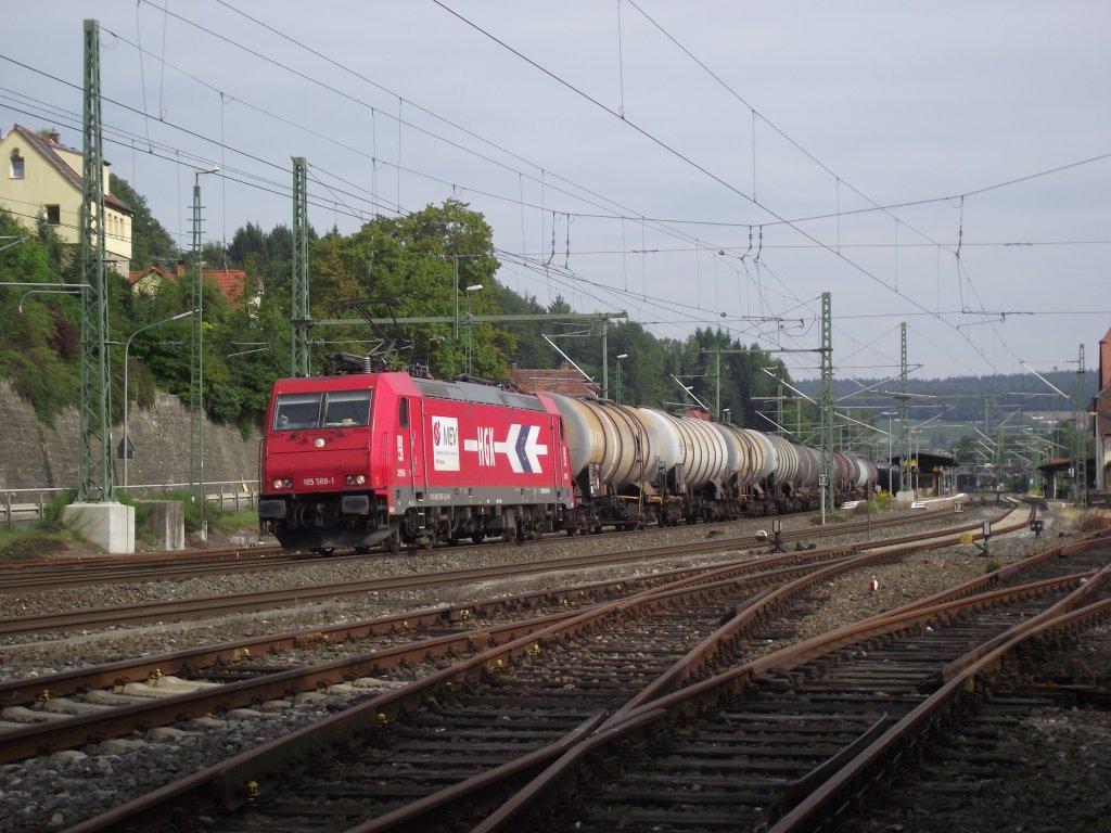 185 588-1 der HGK steht am 16. August 2011 mit einem Kesselwagenzug auf Gleis 3 in Kronach.
