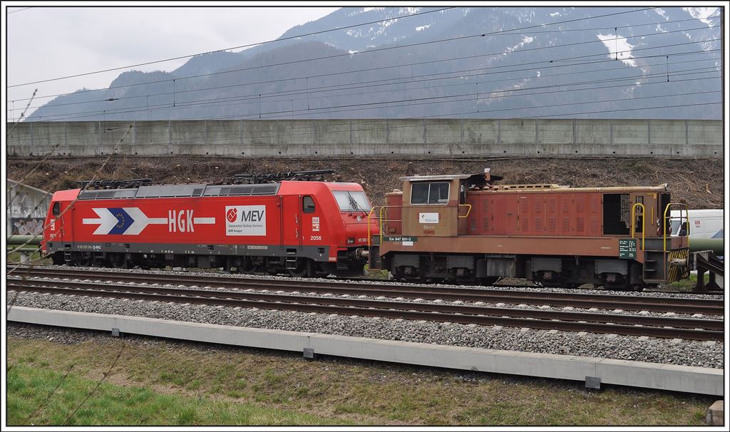 185 588-1 HKG und Em 4/4 847 851-3 der Holcimwerke Untervaz stehen abgestellt in Zizers. (08.04.2013)