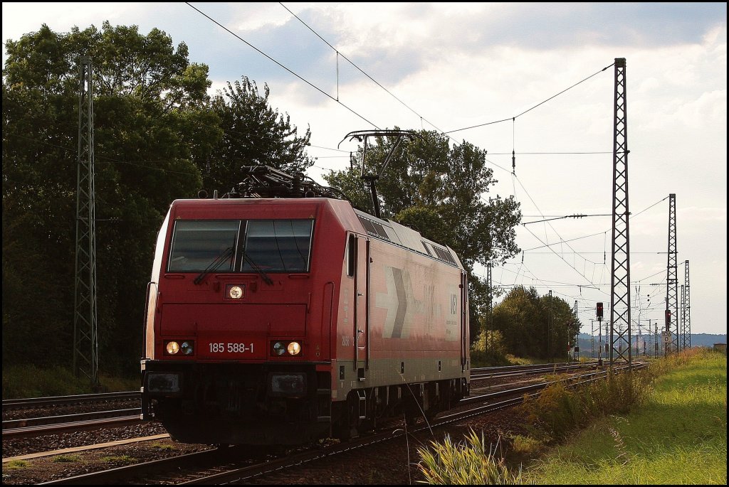 185 588 der HGK mit MEV Werbung kommt langsam auf mich zu, da sie spter halten muss. (05.09.2010, Mangolding)