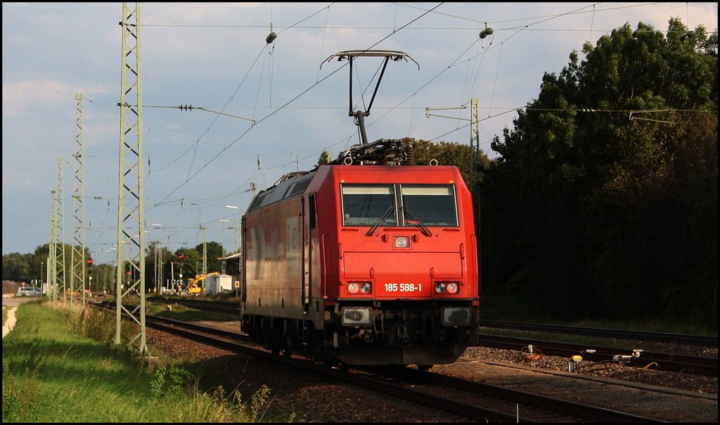 185 588 der HGK wird bald in Mangolding am Roten Signal 2 Zge vorberziehen lassen mssen. (05.09.2010)