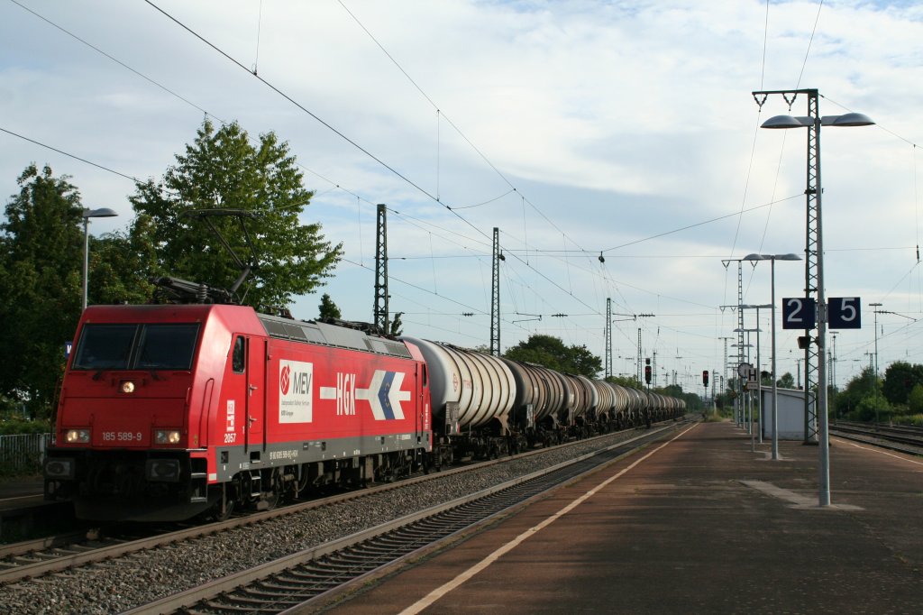 185 589-9 mit einem Kesselzug am Abend des 14.08.12 in Mllheim (Baden).