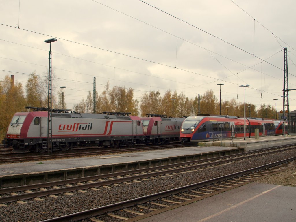 185 590-7 und 185 593-1 von der Cross Rail stehen in Herzogenrath bei strmischen Herbstwetter und warten auf neue Aufgaben. Die Euregiobahn fhrt nach einem kurzen Halt weiter nach Aachen. 