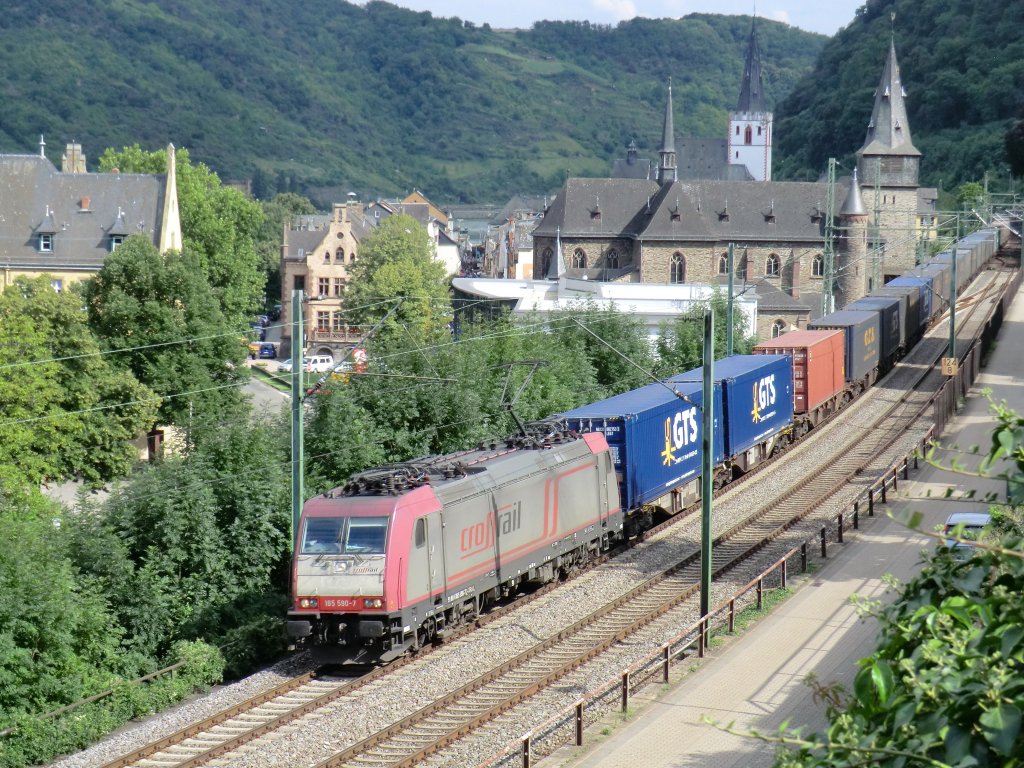185-590 fhrt am 13.8.10 mit einem Containerwagenzug in St. Goar Richtung Koblenz.