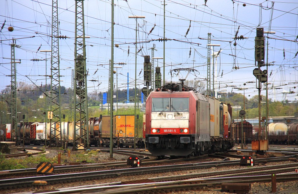 185 591-5 von Crossrail fhrt mit einem Containerzug aus Belgien nach Italien ber Kln bei der Ausfahrt von Aachen-West und fhrt in Richtung Kln bei Apilwetter mit Wolken am 26.4.2012.