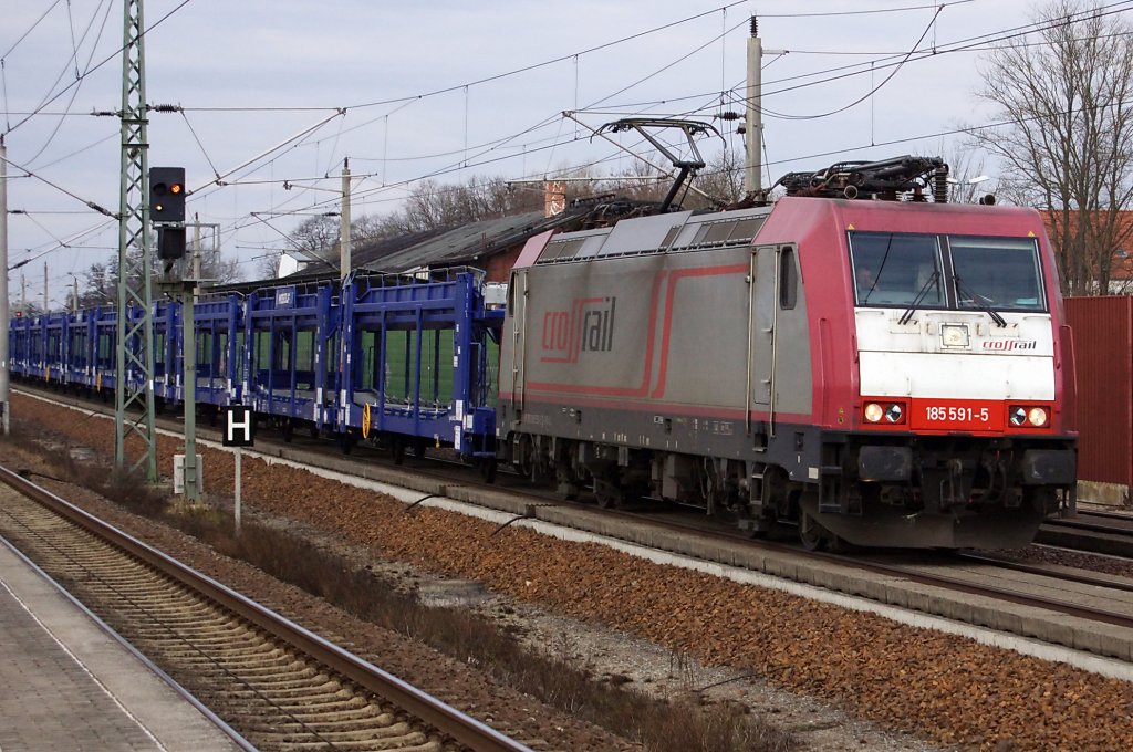 185 591-5 der Crossrail mit leeren Autotransportwaggons in Rathenow. 03.04.2010