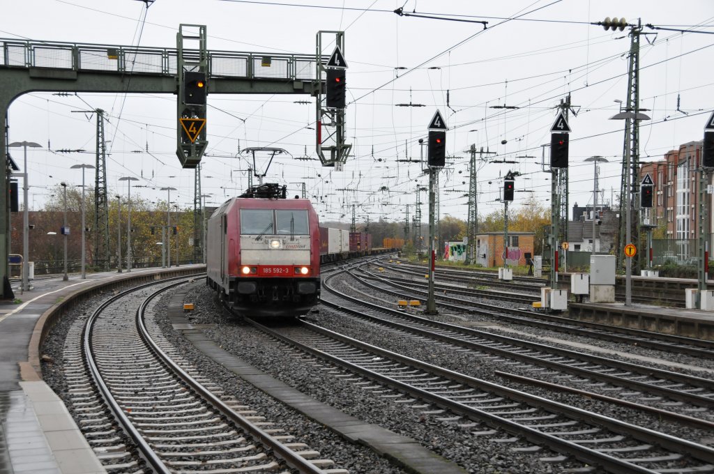 185 592-3 von Crossrail mit einem langen Containerzug auf dem Weg nach Aachen-West, hier eingangs des Hbf Aachen. Nach dem �gyptenurlaub war das schon um 14.25 Uhr mein letztes Foto an diesem 11. November. Ich muss mich erst wieder an die nass-kalten Temperaturen in der Heimat gew�hnen.