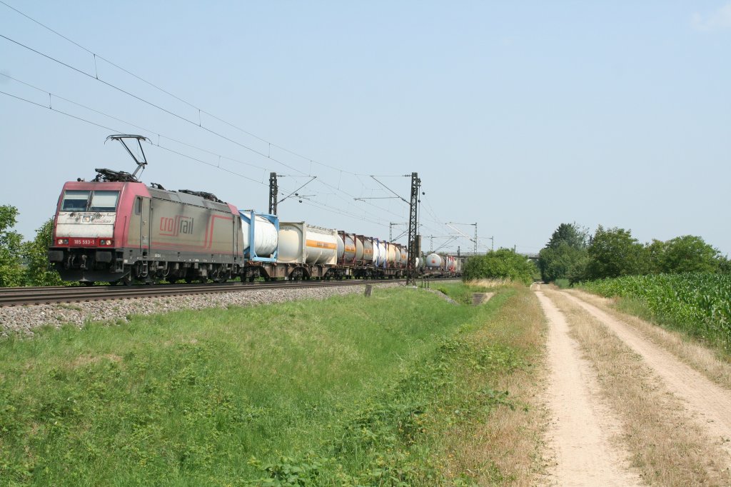 185 593-1 mit einem KLV-Zug gen Sden am Mittag des 19.07.13 kurz vor Mllheim (Baden).