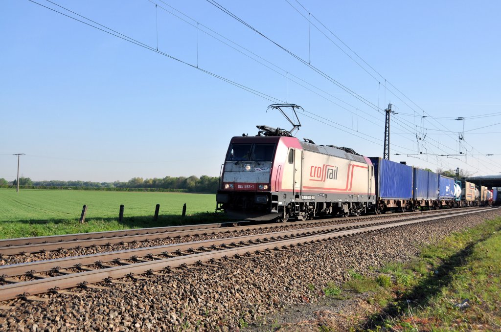 185 593 Crossrail mit einem KLV-Zug Richtung Mannheim-Friedrichsfel in Gro�sachsen-Heddesheim am 24.4.10