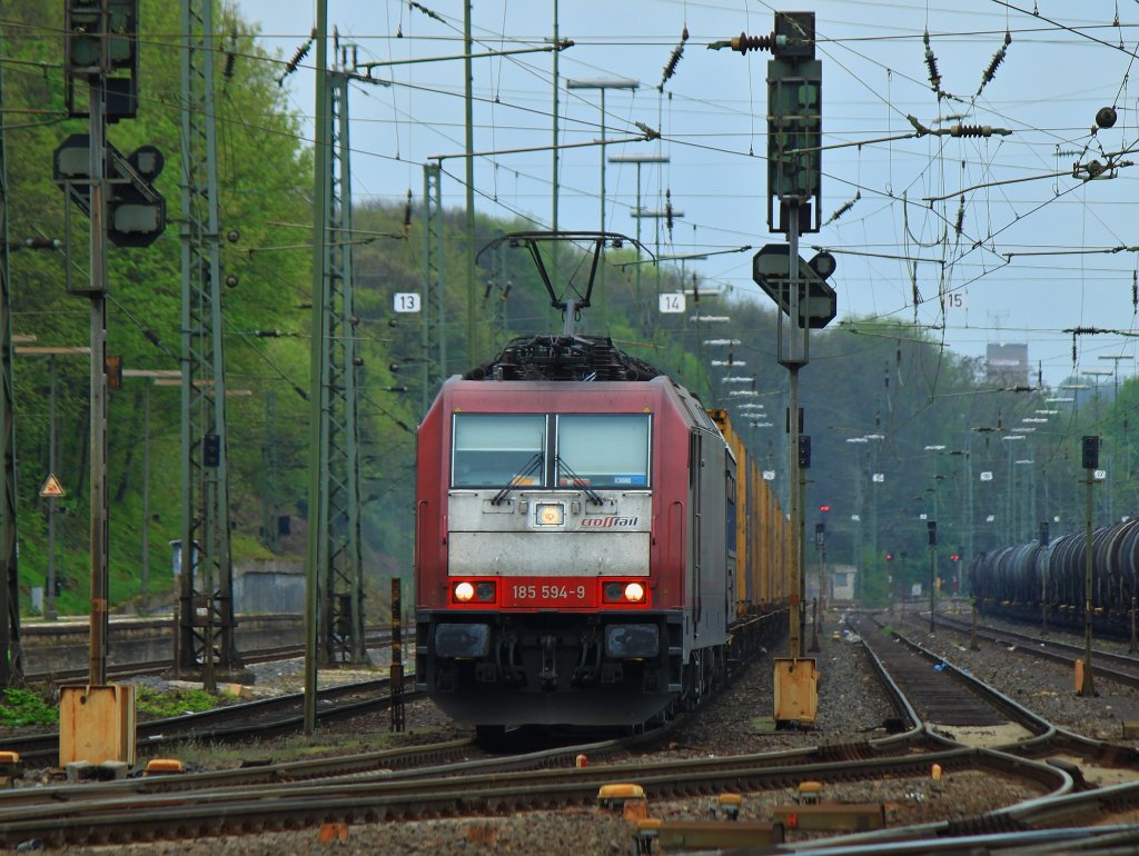 185 594-9 stellt am 29.04.2012 in Aachen West einen Containerzug ab, der kurze Zeit spter von einer Class66 von Crossrail nach Belgien gezogen wird