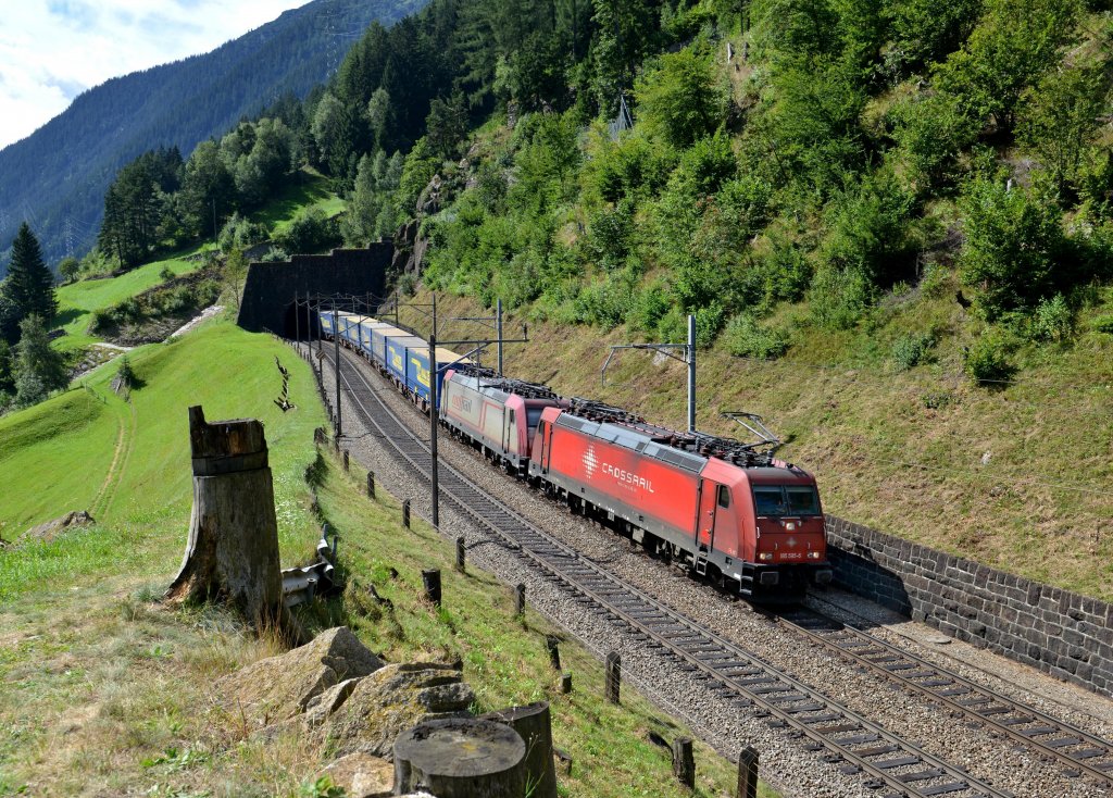 185 595 + 185 59x mit einem LKW-Walter am 29.08.2012 oberhalb von Wassen.