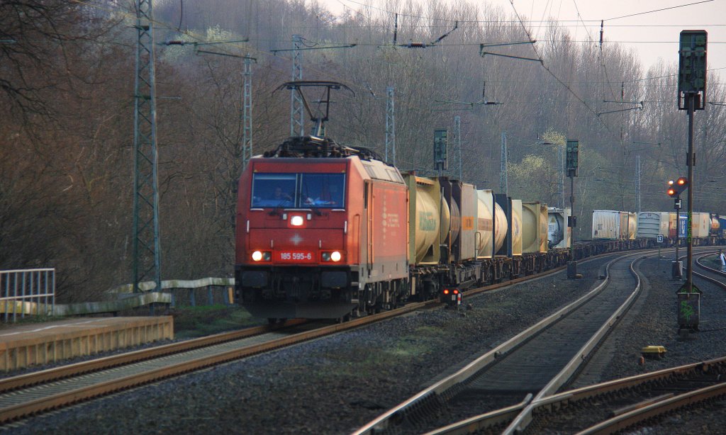 185 595-6  Ruth  kommt als Umleiter mit einem Containerzug aus Aachen-West in Richtung Herzogenrath. Aufgenommen bei der Durchfahrt in Kohlscheid in der Abendsonne. am 23.3.2012.