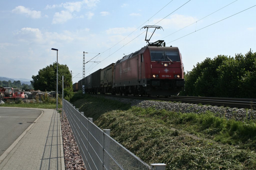 185 596-4 mit einem KLV-Zug gen Norden am 08.07.13 am westlichen Ortsende von Sexau kurz vor Kollmarsreute.