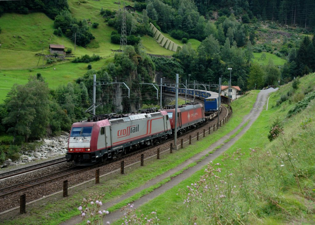 185 597 + 185 596 mit einem LKW-Walter-KLV am 29.08.2012 unterwegs bei Wassen.