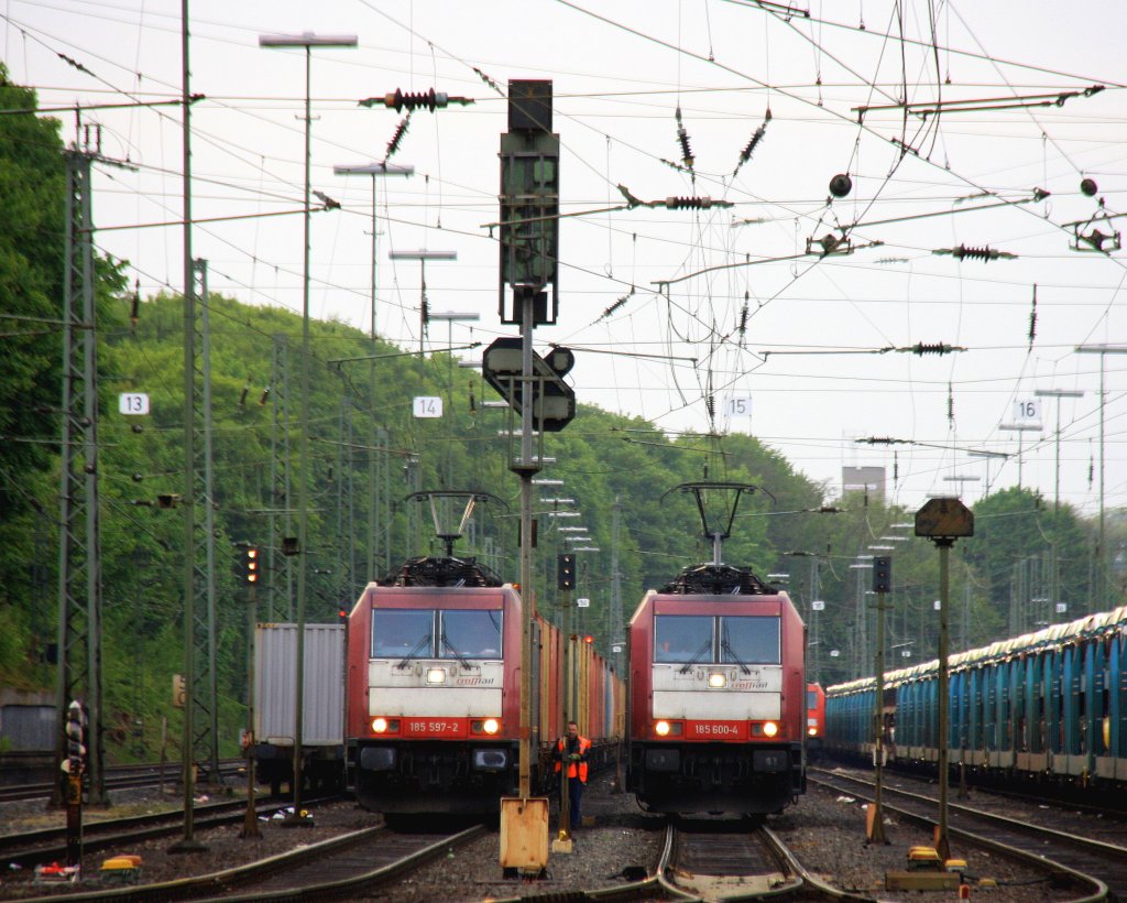 185 597-2 von Crossrail steht in Aachen-West mit einem langen MSC-Containerzug aus Antwerpen-Berendrecht(B) nach (Weil Am Rhein) und wartet auf die Abfahrt nach Aachen-Hbf,Kln, und auf dem Nebengleis rangiern 185 600-4 und 185 579-0  Adriana  beide von Crossrail am Abend des 14.5.2013.