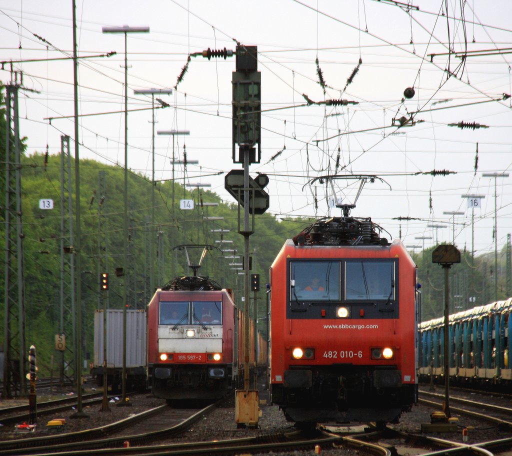 185 597-2 von Crossrail steht in Aachen-West mit einem langen MSC-Containerzug aus Antwerpen-Berendrecht(B) nach (Weil Am Rhein) und wartet auf die Abfahrt nach Aachen-Hbf,Kln, und auf dem Nebengleis rangiert 482 010-6 von  SBB-Cargo am Abend des 14.5.2013.